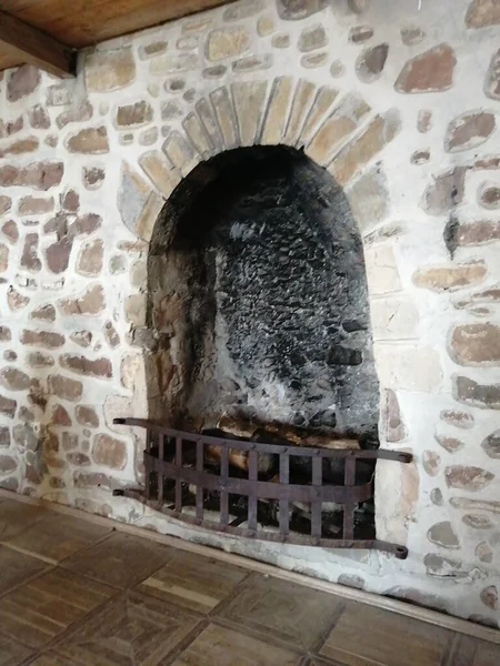 城の壁の大きな暖炉 — ストック写真