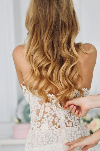 ドレスに長いブロンドの髪の花嫁 — ストック写真