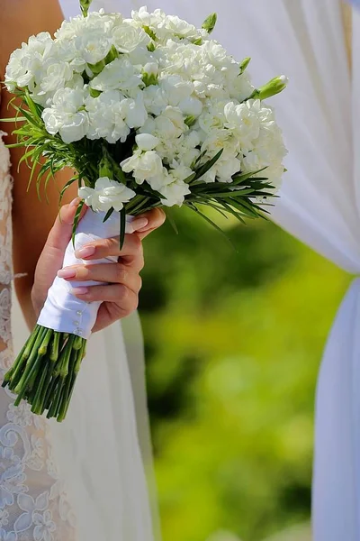 Svatební Kytice Ruce Nevěsty — Stock fotografie