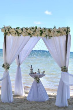 Deniz kenarında düğün kemeri töreni