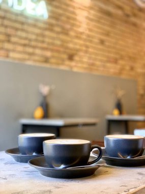 Kafede bir fincan kahve.