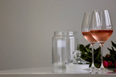 Masada pembe şarap kadehleri