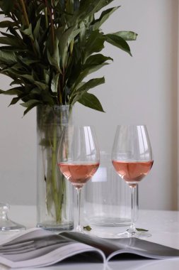 Masada pembe şarap kadehleri