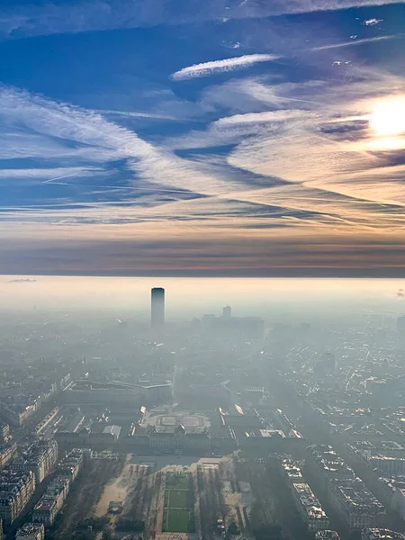 Paris 'teki büyük şehirde bir bina.