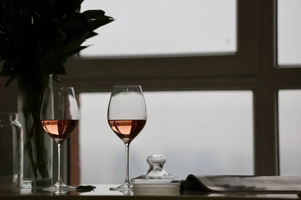 Бокалы Розовым Вином Столе — стоковое фото