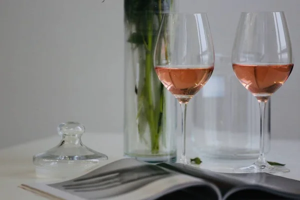 Ποτήρια Κρασιού Ροζ Κρασί Στο Τραπέζι — Φωτογραφία Αρχείου