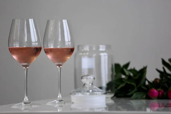 Vinhos Com Vinho Rosa Mesa — Fotografia de Stock