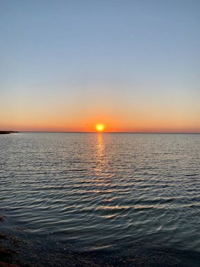 Kızıl, güzel gün batımı Denizde ya da nehirde 