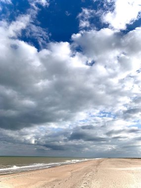 Deniz manzaralı ve bulutlu gökyüzü