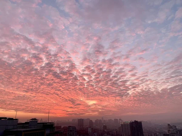 Rode Prachtige Zonsondergang Grote Stad — Stockfoto