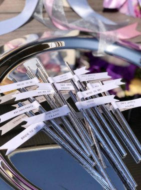 Arkadaki partilerde şarap kadehleri için yazıtları olan tüpler.