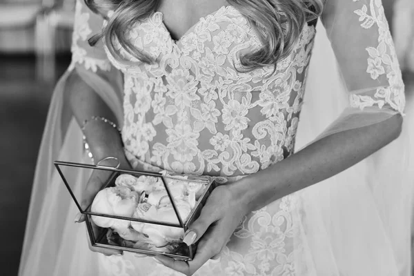 非常に美しいウェディングレースドレスと手の花嫁のリング付きボックス — ストック写真