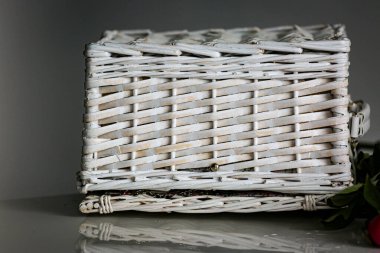 Arkaplan olarak ahşap desenli hasır beyaz kutu