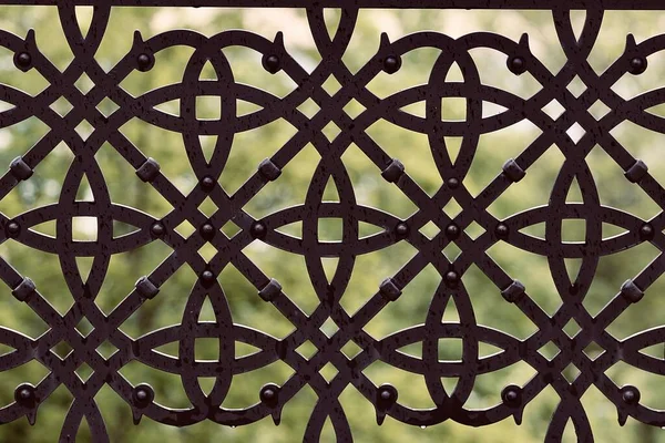 Arkaplan olarak siyah metal desenli süs