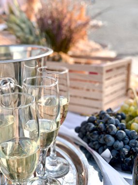 Partide buzlu şampanya ve çiçek var.