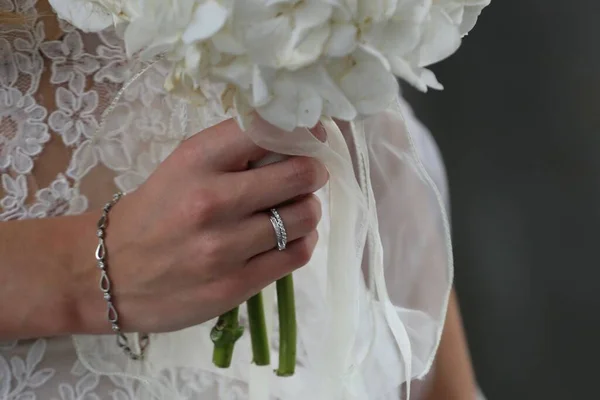 Braut Brautkleid Und Blumenstrauß Der Hand — Stockfoto