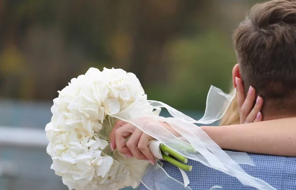 Nevěsta Svatebních Šatech Kytice Květiny Objímá Ženicha — Stock fotografie