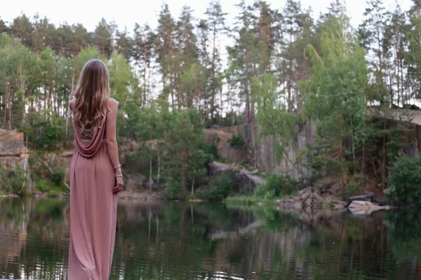 Meisje Met Lang Haar Mooie Jurk Wandelen Het Park — Stockfoto