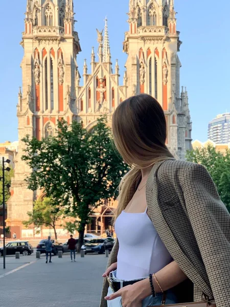 Girl Long Hair Walking Big City — Stockfoto