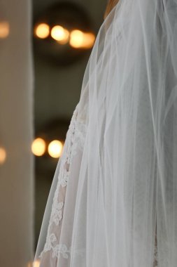 Gelinliğin dantelli gelini törende desenli çiçekler ve peçeyle