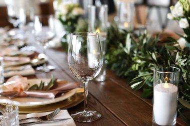 Şarap kadehleri ve dekorlu düğün masası.