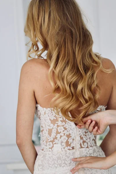 Morgens Braut Spitzenkleid Und Schleier Mit Langen Blonden Haaren Auf — Stockfoto