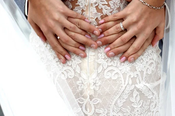 Bruiloft Ceremonie Bruid Bruidegom Hold Hand Handen Samen Blauw Zee — Stockfoto