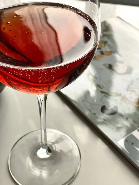 Ροζ Κρασί Στο Ποτήρι Περιοδικό Στο Τραπέζι — Φωτογραφία Αρχείου
