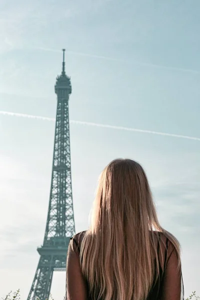 Arkadaki Eyfel Kulesi 'nde Paris' te uzun sarı saçlı bir kız.