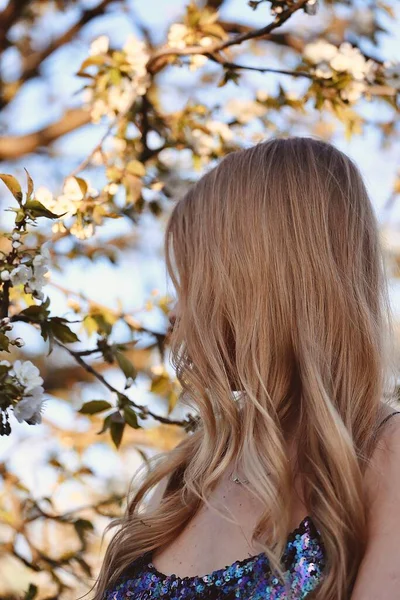 Dziewczyna Długimi Blond Włosami Sukience Parku Wiosennym — Zdjęcie stockowe
