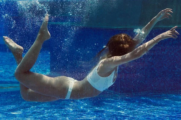 Menina Com Longos Cabelos Loiros Uma Piscina Nada Debaixo Água — Fotografia de Stock