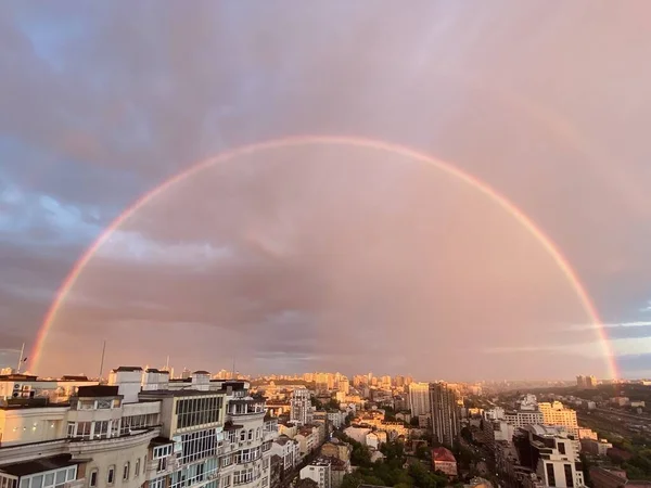 Ουράνιο Τόξο Πάνω Από Μια Μεγάλη Πόλη Μετά Βροχή — Φωτογραφία Αρχείου