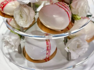 Kahvaltıda kekler beyaz ve çiçekler