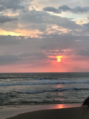 Plajda gün batımı, tropik bir ülkede kızıl gökyüzü...