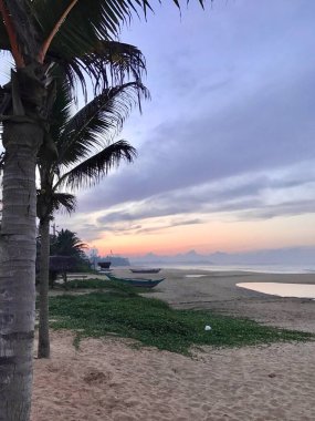 Plajda gün doğumu Tropikal bir ülkede kızıl gökyüzü