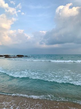 Tropikal okyanusta çok güzel mavi bir okyanus