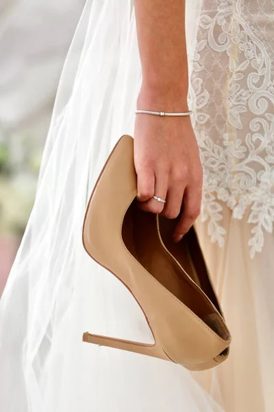 ドレスの花嫁と結婚式の日に靴を手に — ストック写真