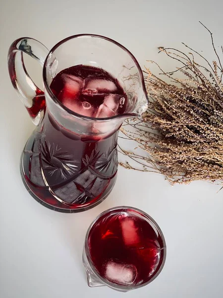 红浆果樱桃汁在玻璃瓶中 冰块在玻璃杯中 — 图库照片