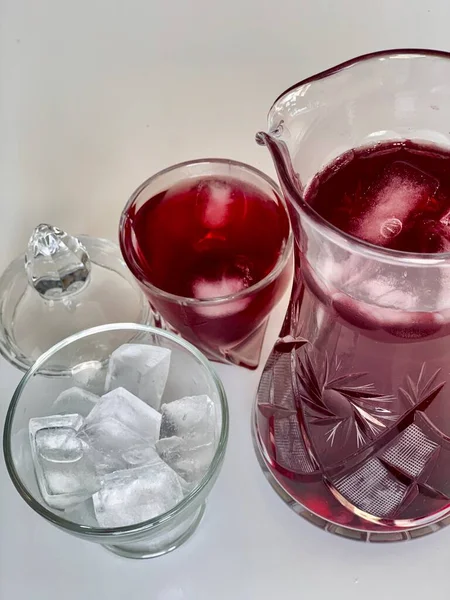 Bardakta buzlu sürahi ve kırmızı kiraz suyu.