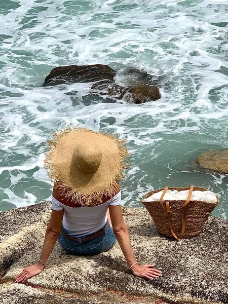 Fille Dans Chapeau Sur Plage — Photo