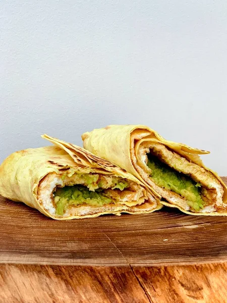 Pita Brood Met Kaas Avocado Een Houten Schotel — Stockfoto