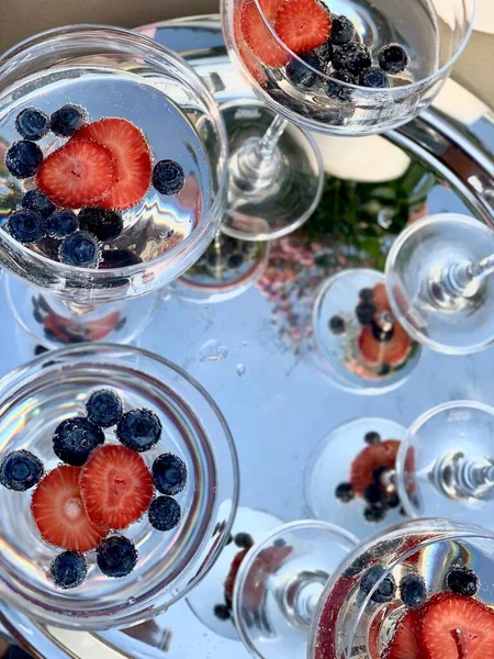 派对上的玻璃杯里有香槟酒 浆果和冰块 — 图库照片