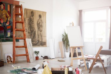 Sanatçının atelier iç. Resim ve resim malzeme her yerde.