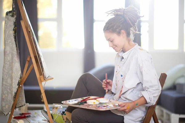 Chica Artística Sentada Estudio Pintar Caballete —  Fotos de Stock