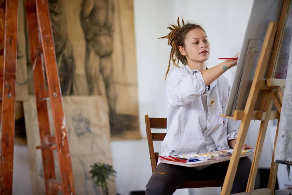 Fata Artistică Care Stă Studio Pictează Șevalet — Fotografie, imagine de stoc