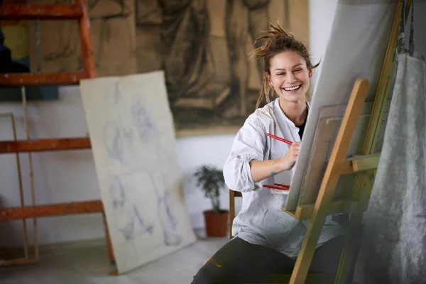 Fata Artistică Care Stă Studio Pictează Șevalet — Fotografie, imagine de stoc