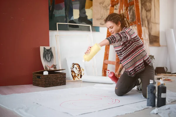 Художественная Девушка Сидит Студии Рисует Своем Ателье — стоковое фото