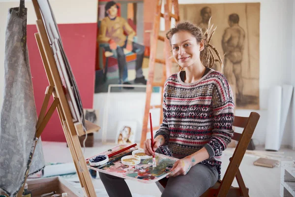 Chica Artística Sentada Estudio Pintar Caballete —  Fotos de Stock