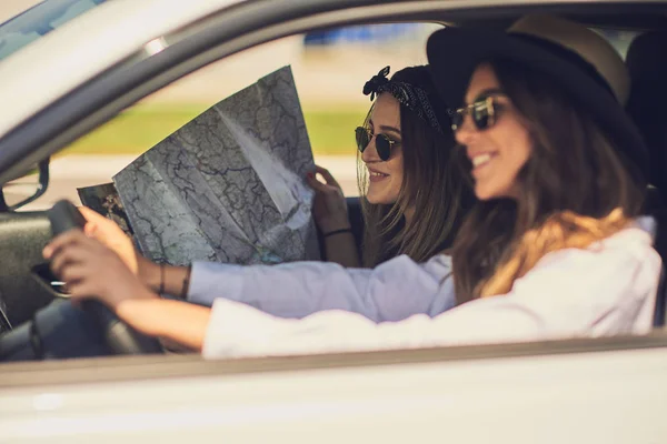 Dos Chicas Divirtiéndose Conduciendo Driveng Otro Leyendo Mapa — Foto de Stock