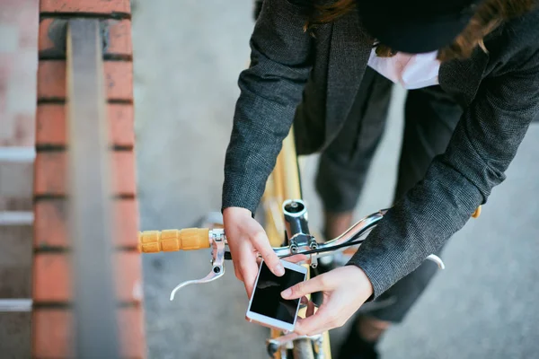 Close Van Vrouw Handen Met Slimme Telefoon Selectieve Aandacht Telefoon — Stockfoto